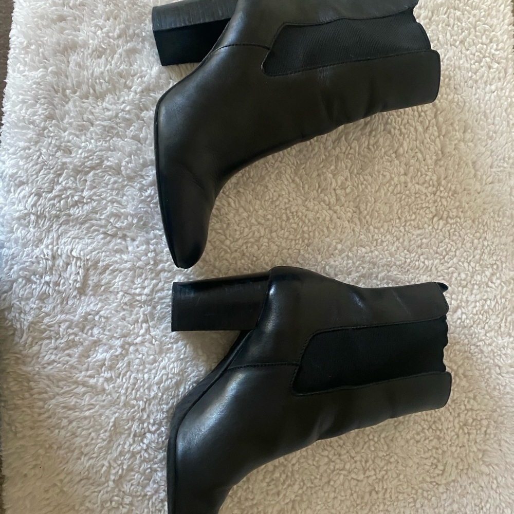 Tahari Garnet Women’s Black Leather Roundtoe Ankle Block Heel Boots Size 9.5 M - Picture 14 of 15